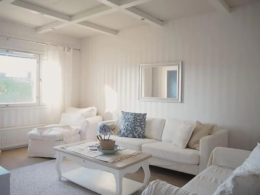 Contatti di Spacious Apartment With Balcony And Great Location